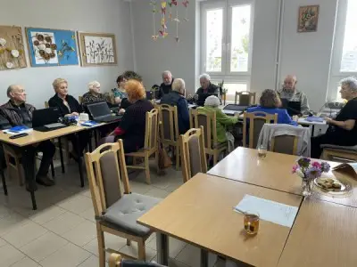 Osoby siedzące przy stolikach